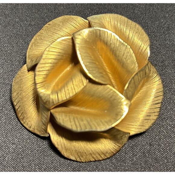 Stunning gold rose shaped brooch 3-D,flower brooch vintage floral brooch 1960s - Picture 1 of 2